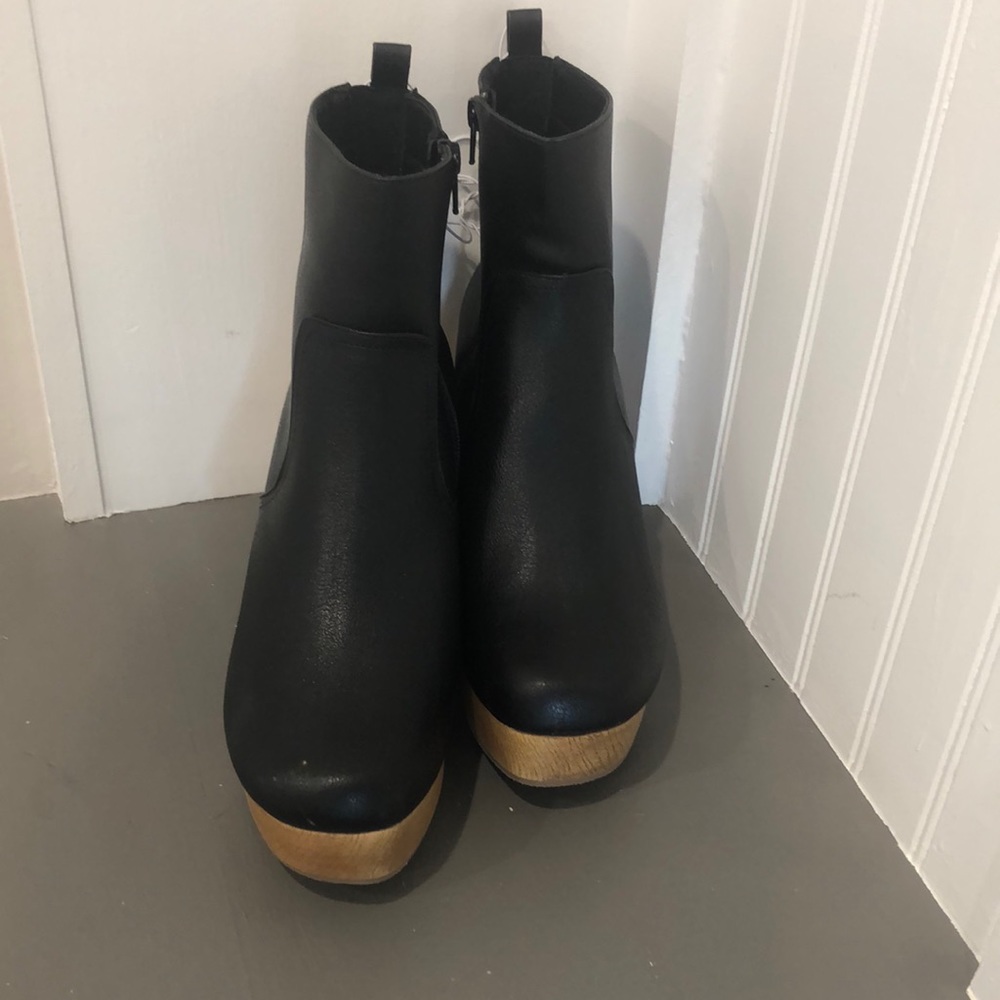 Brand New Without Tags Universal Thread Boots